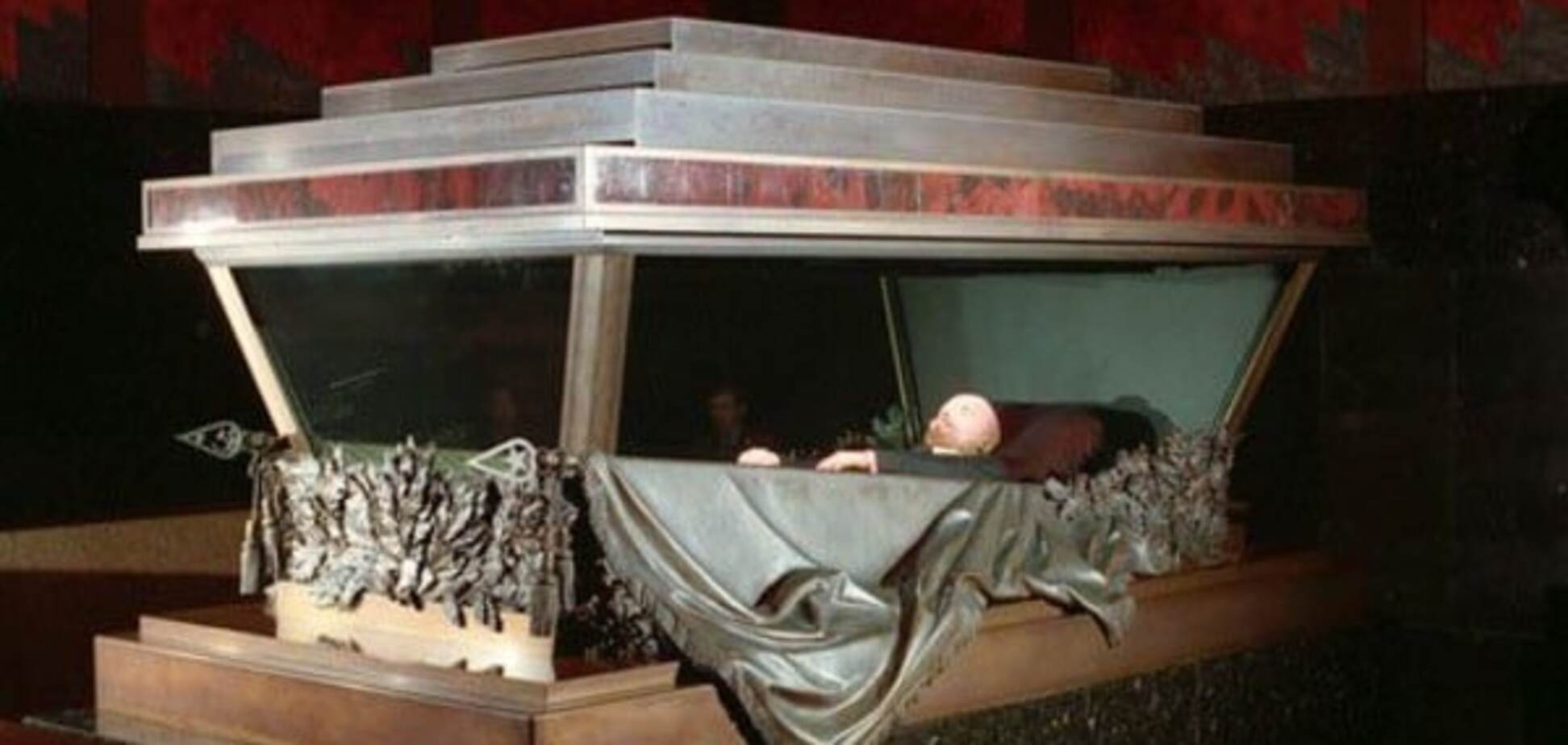 Владимир Ленин в мавзолее