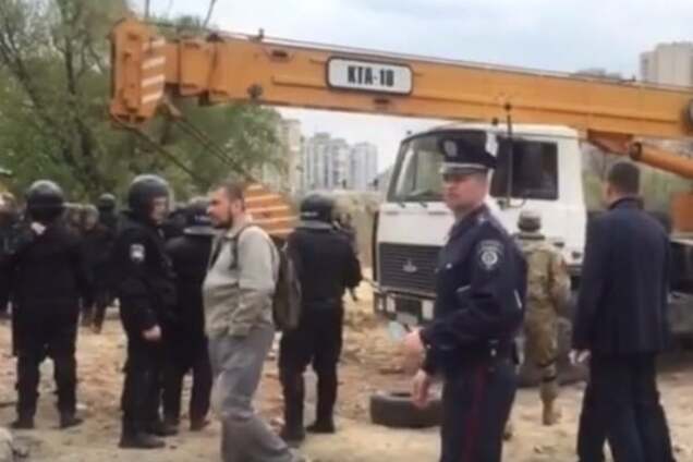 Зіткнення на київському будівництві: активісти домоглися від'їзду будтехніки