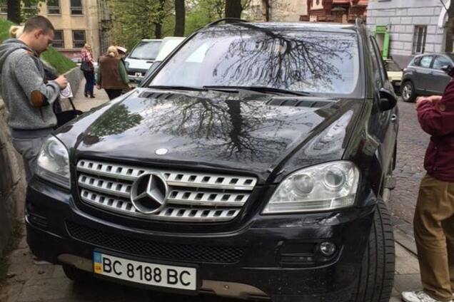Сказилася: у Львові відчайдушна блондинка стала 'антизіркою' парковки. Фотофакт
