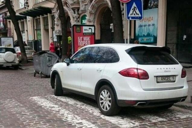 У Києві автомобіль 'Ангела' перегородив 'зебру': фотофакт
