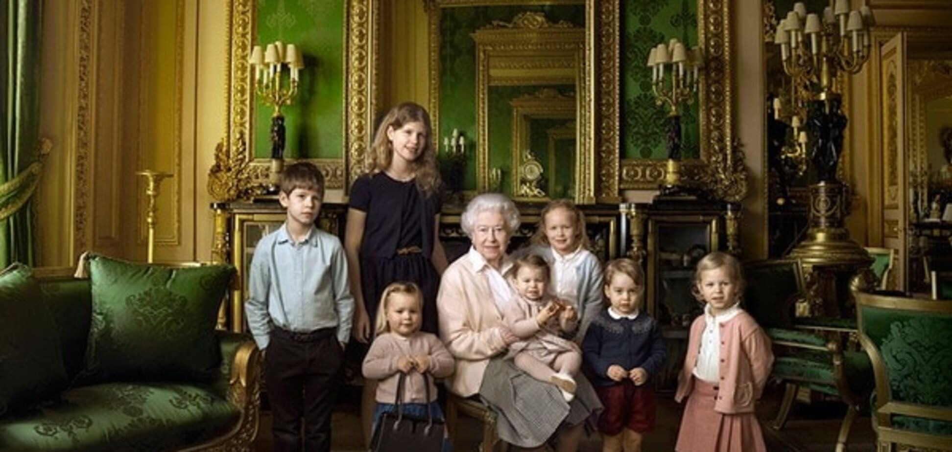 Королева Елизавета II c самыми юными представителями королевской семьи