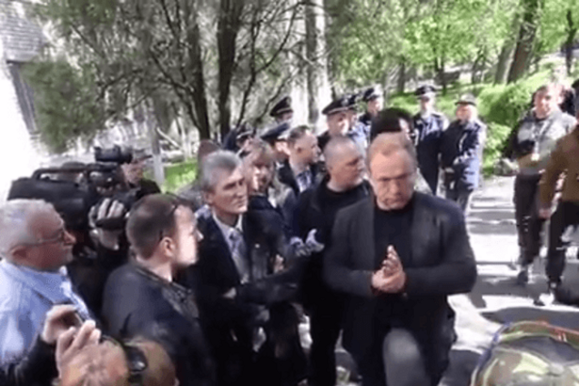 Валіза-вокзал-Росія: сепаратиста Волгу в Запоріжжі пофарбували в зелений і побили. Відеофакт