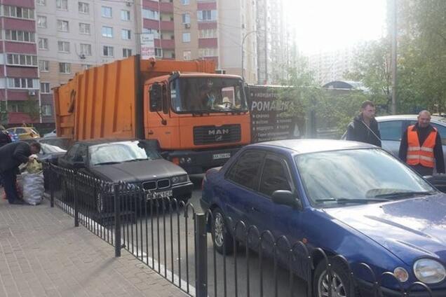 У Києві працівники сміттєвоза влаштували автохамам 'бадьорий ранок'