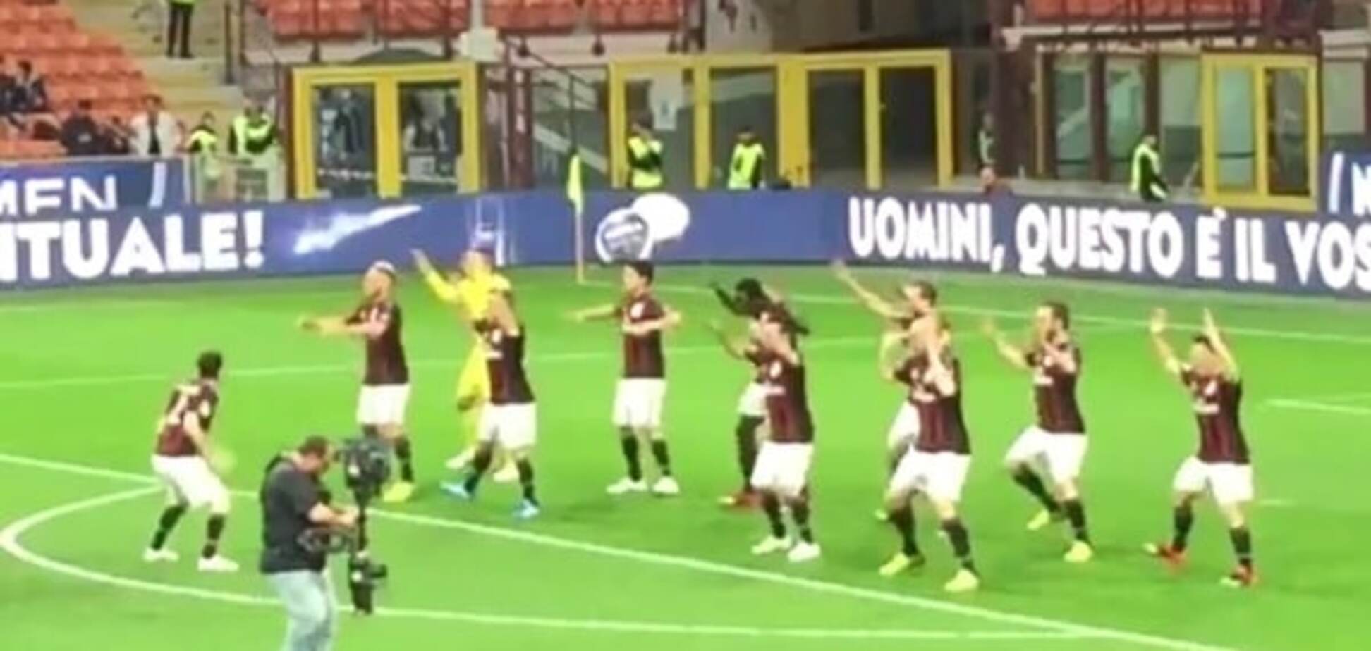 Футболісти 'Мілана' влаштували неймовірне шоу перед початком матчу: яскраве відео