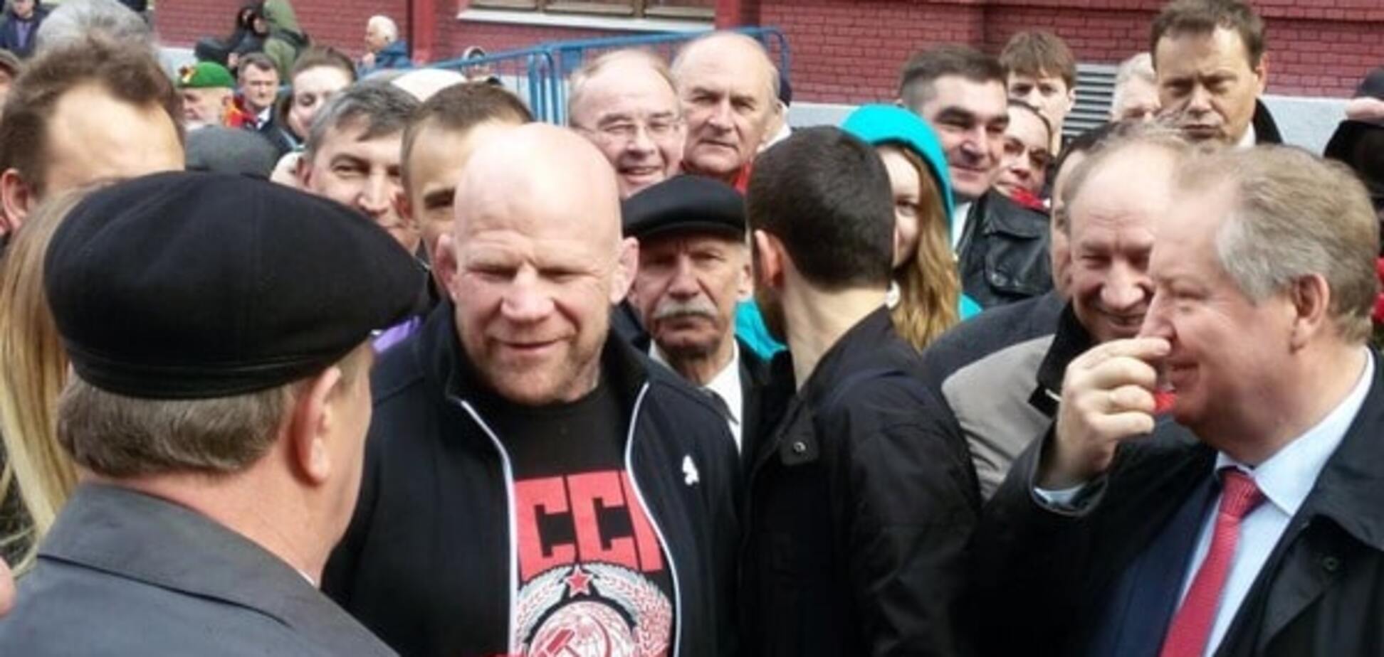 Легендарный американский чемпион возложил цветы у Мавзолея Ленина: фотофакт