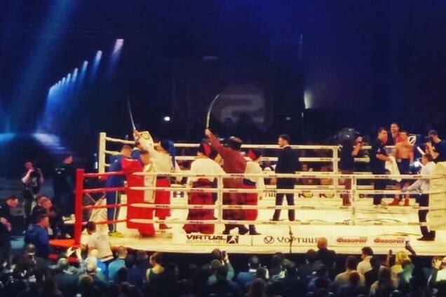 По-козацьки. Знаменитий український боксер викликав фурор патріотичним виходом на ринг: відео моменту