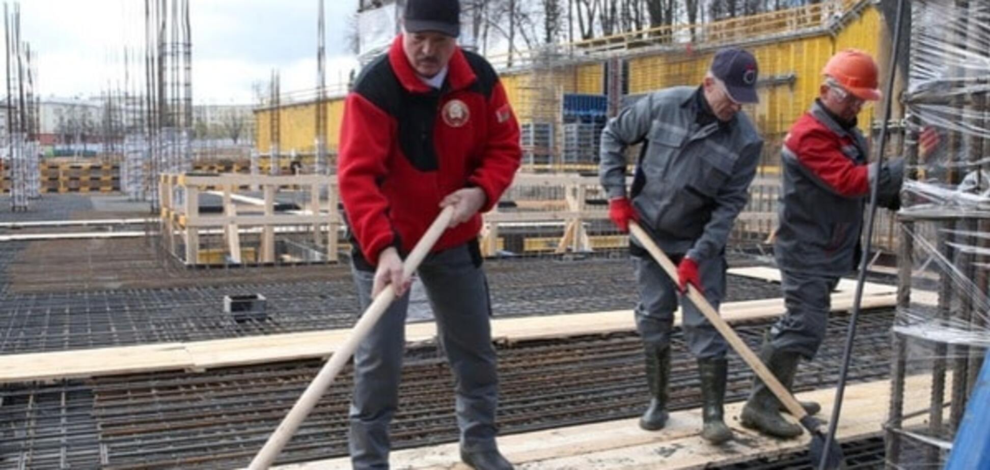 Лукашенко на день влаштувався різноробочим з лопатою: фотофакт