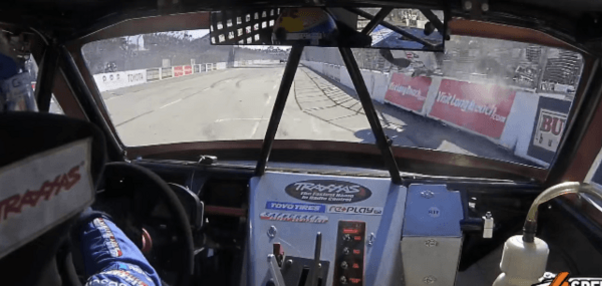 Дика аварія на гонках у США. Вантажівка полетіла у паркан: відео події