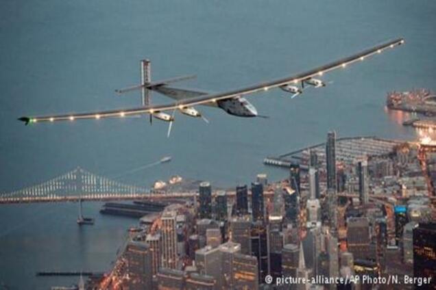 Літак на сонячних батареях перелетів Тихий океан