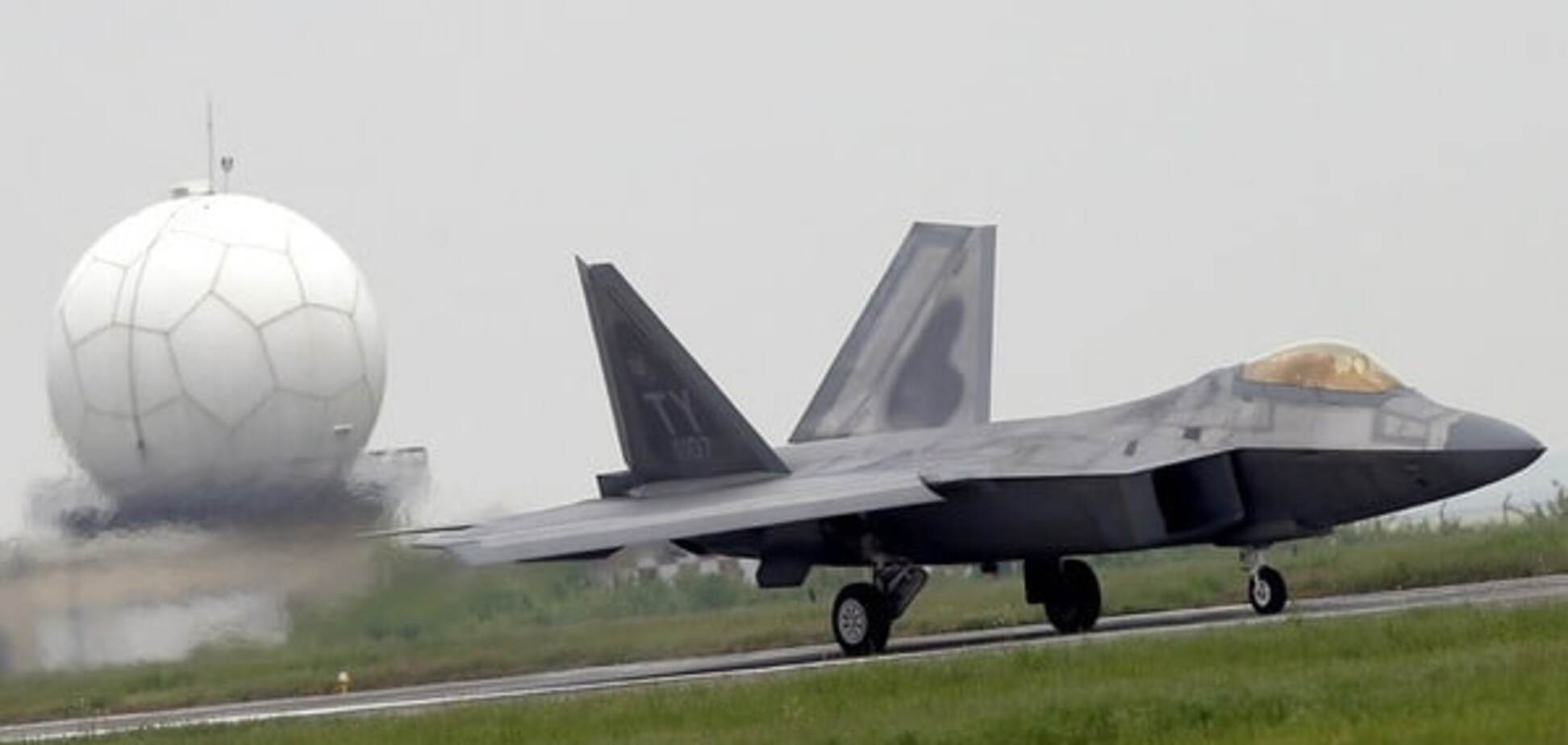 США перекинули до Чорного моря надсучасні винищувачі F-22