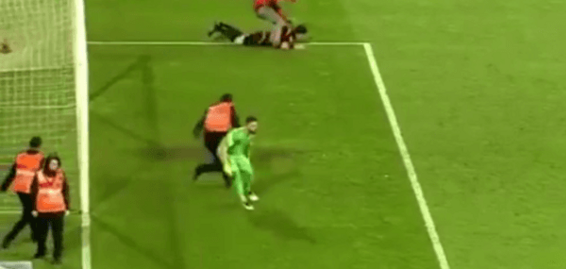 У Туреччині футбольний фанат зірвав матч, побивши суддю: відео інциденту