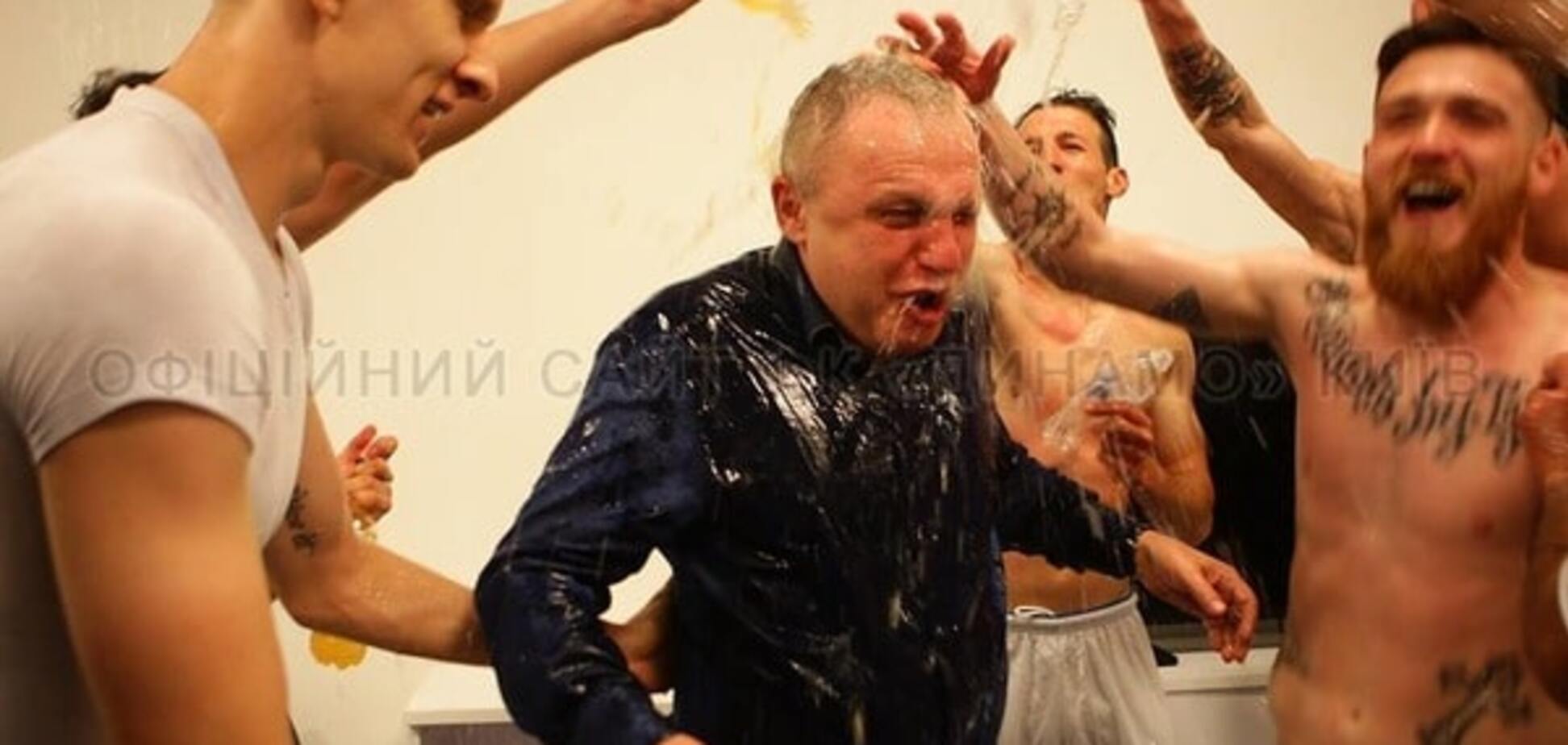 Як гравці 'Динамо' 'познущалися' над Суркісом, святкуючи чемпіонство: яскраві фото