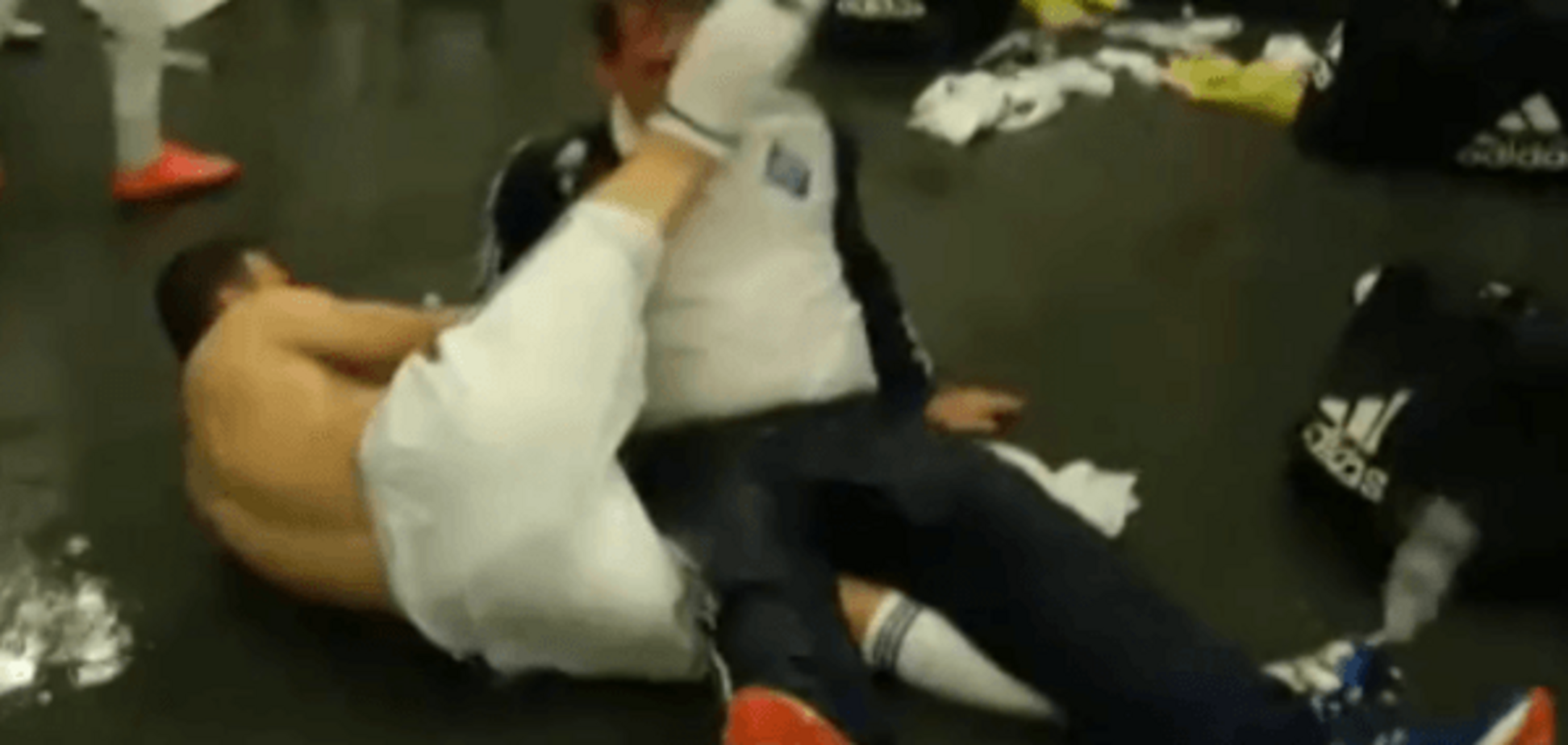 Футболісти 'Динамо' влаштували жорстоку 'розправу' над тренером: відео божевілля