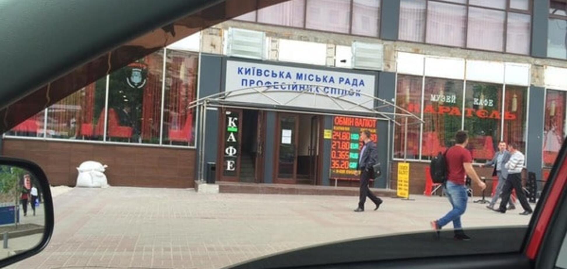 Скандальне кафе в Будинку профспілок у Києві так і не закрили: фотофакт