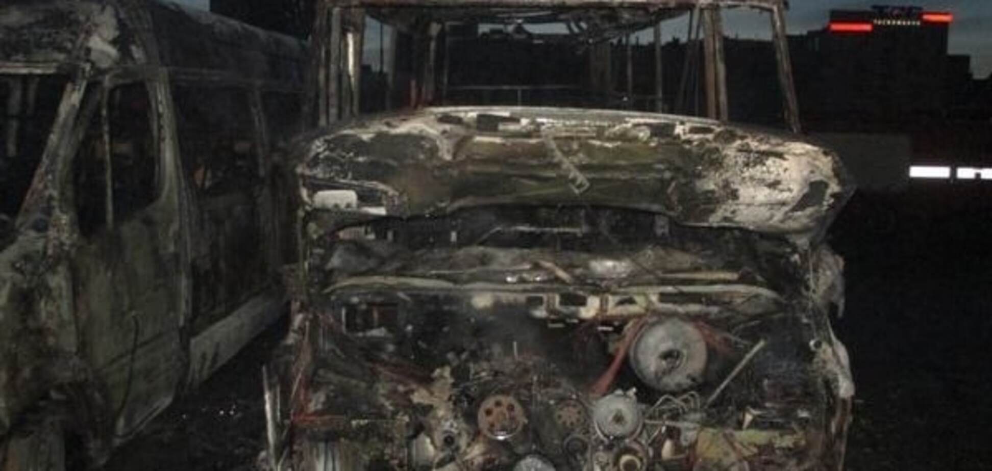 У Києві на автостанції згоріли дві маршрутки