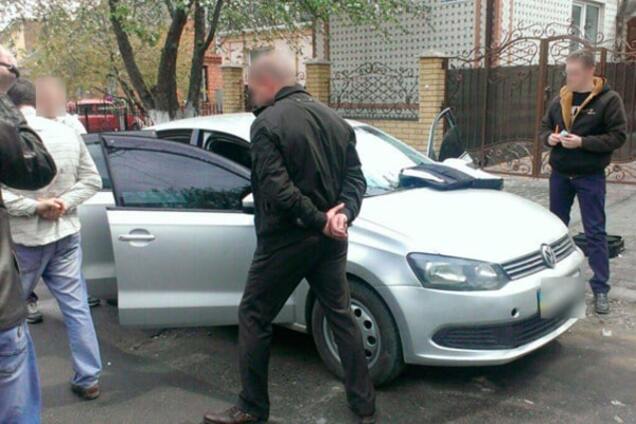 Гроші в два етапи: на Хмельниччині затримали на хабарі заступника начальника відділення поліції