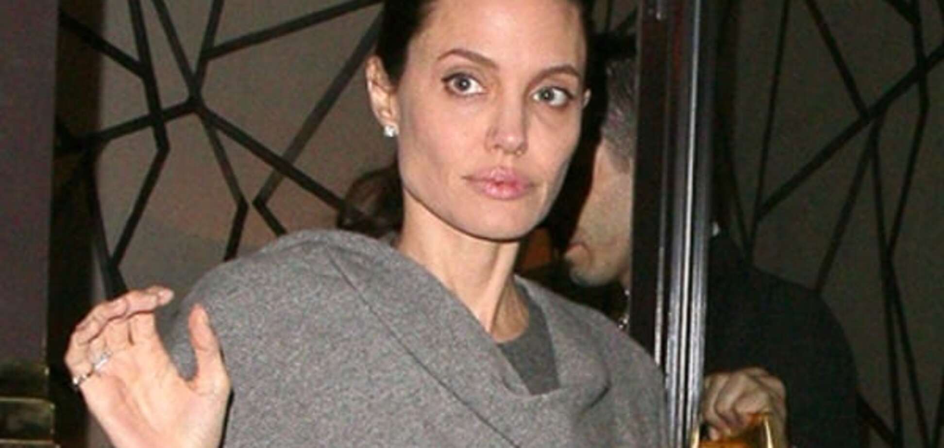 Відтінки сірого: болісно схудлу Джолі сфотографували у Лондоні