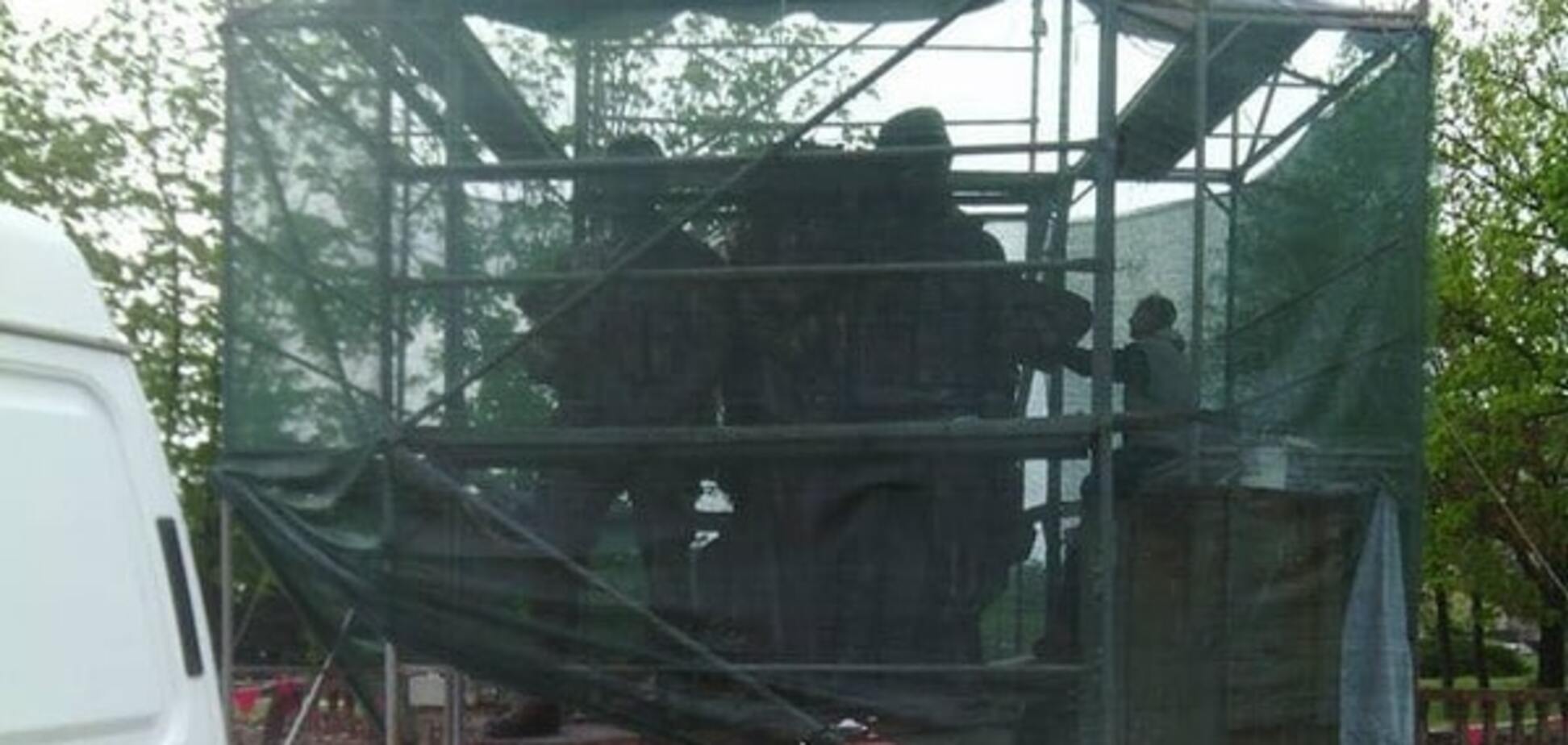памятник герою Новороссии в Луганске