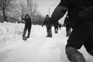 "У респіраторах і баскетбольним м'ячем". Як грали у футбол ліквідатори у Прип'яті: рідкісні фото