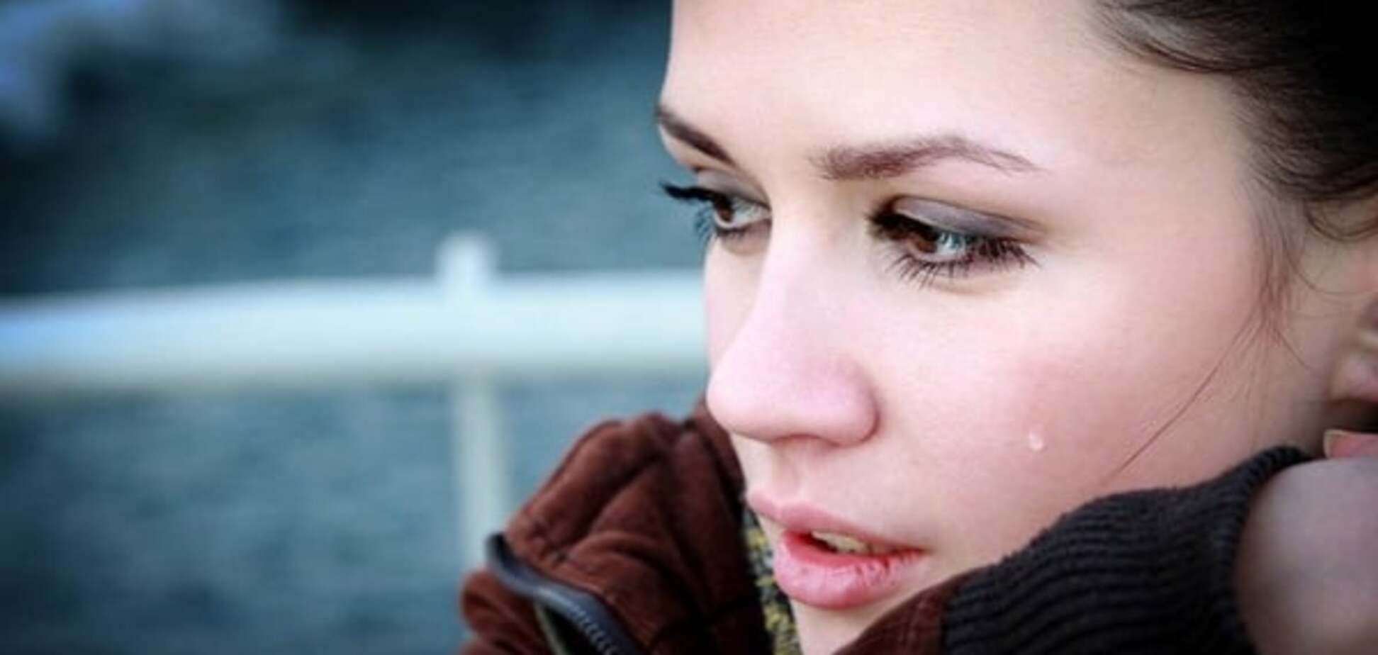 Девушка плачет