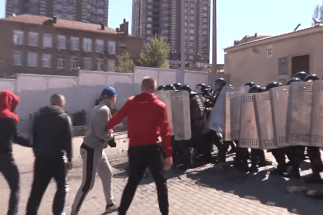 'Коктейли Молотова' и взрывчатка: Нацгвардия отбила 'атаку' на посольство в Киеве. Опубликовано видео