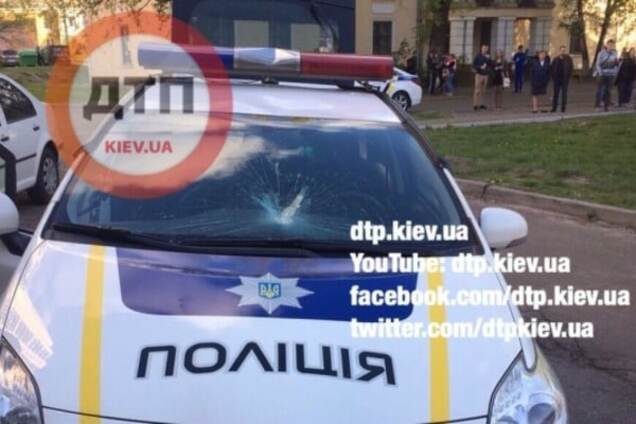 У Києві дебошир розбив автомобіль поліції