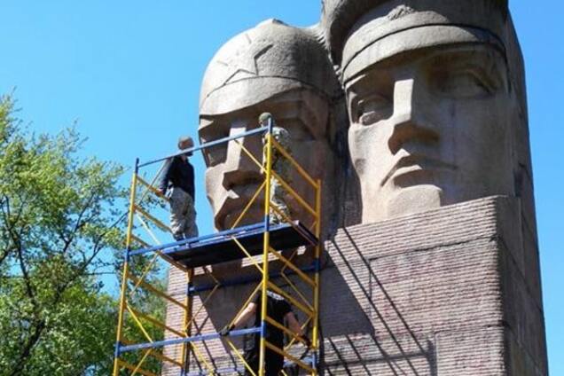 У Києві спробували знести пам'ятник чекістам
