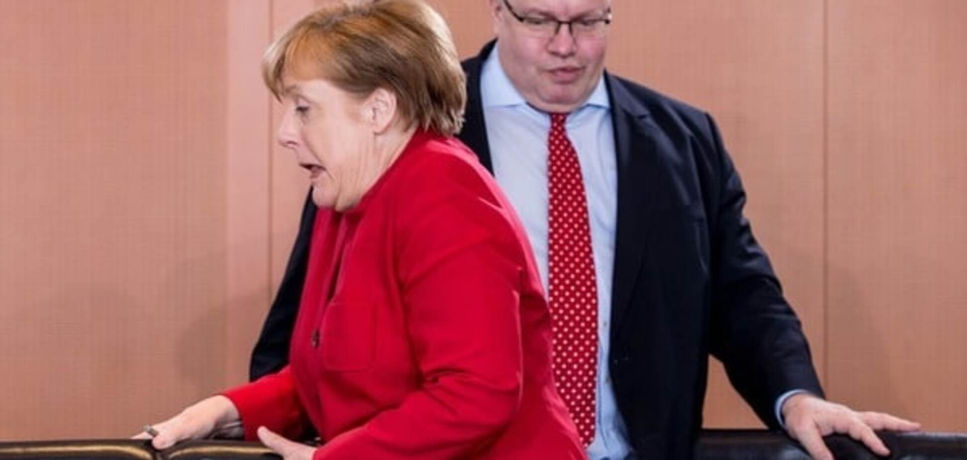 Не розминулися: Меркель не стримала емоцій під час 'маневру' в канцелярії