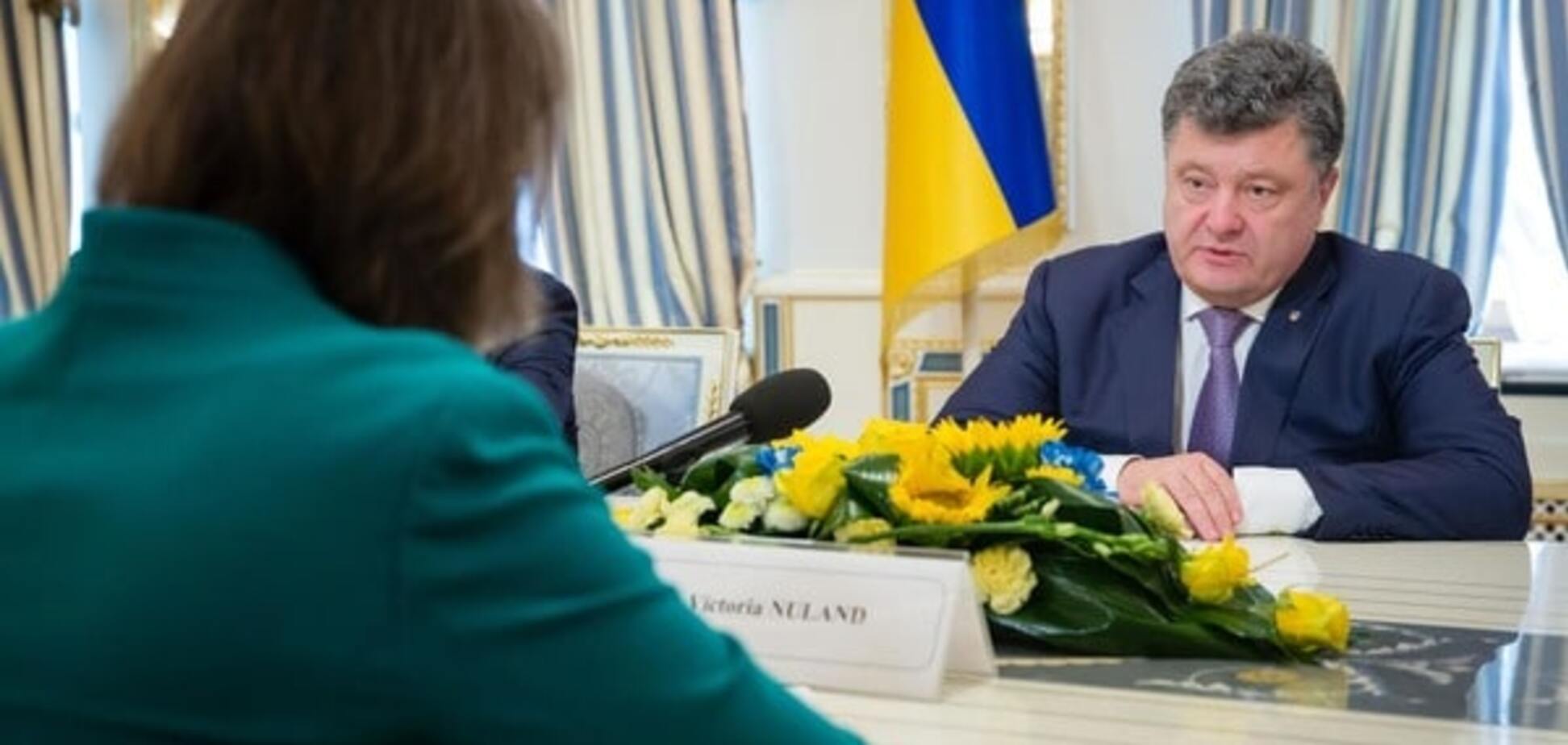 Петро Порошенко під час переговорів з Вікторією Нуланд