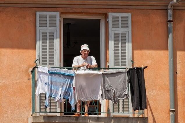 белье на балконе