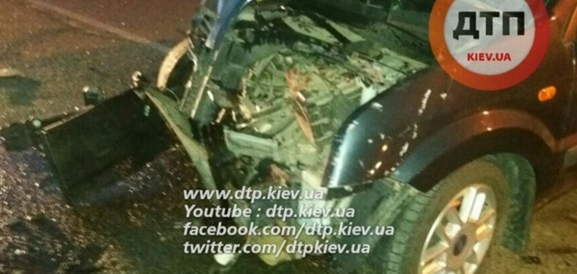 Під Києвом автомобіль врізався в бетонну огорожу: є жертви