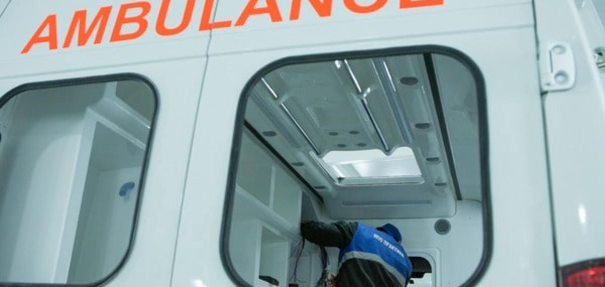 На Донбасі реанімобіль із тяжко пораненим військовим потрапив у аварію