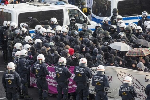 У Штутгарті демонстранти побилися з поліцією, близько 400 людей заарештовано