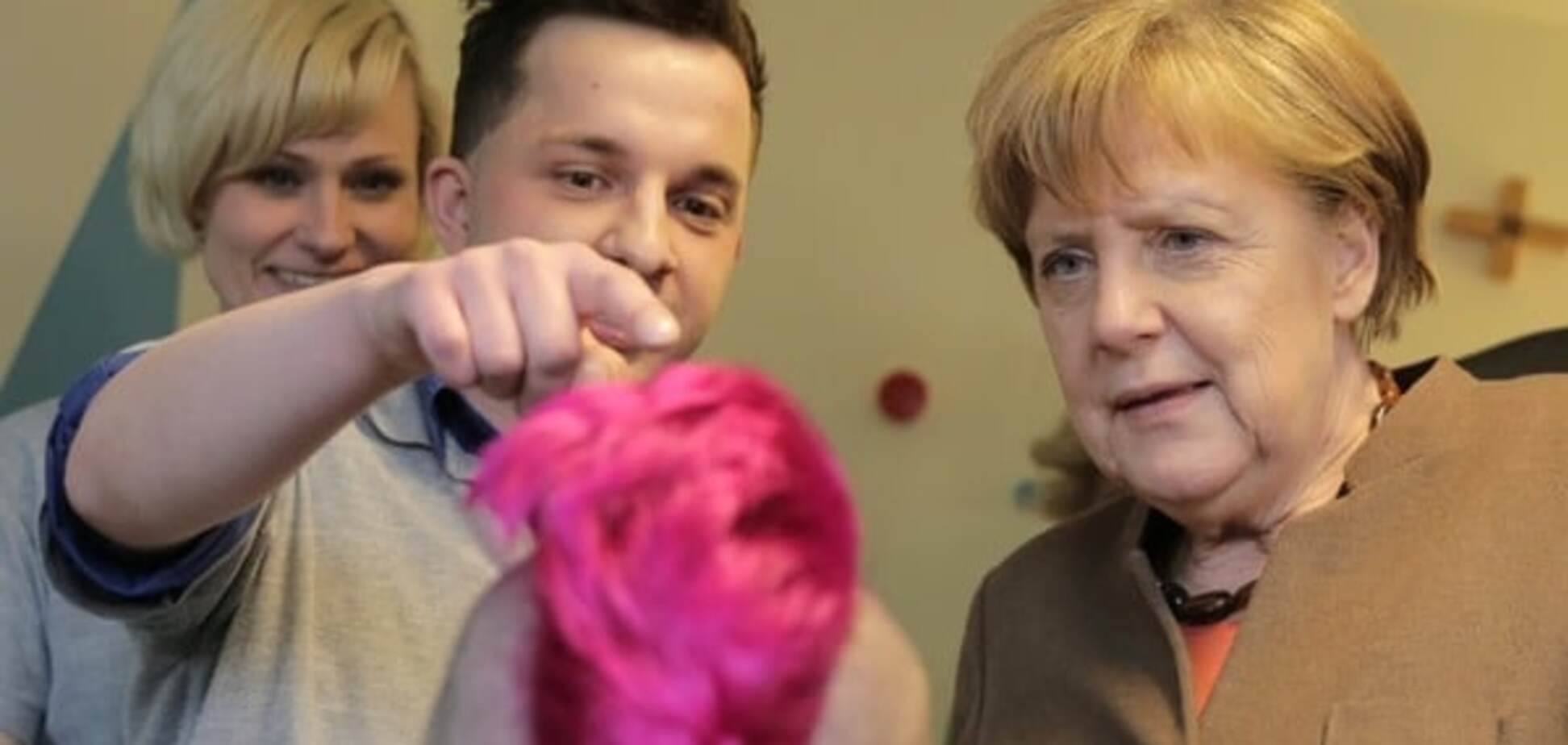 Берлінський перукар 'зачарував' Меркель стрижкою 'ірокез': фотофакт