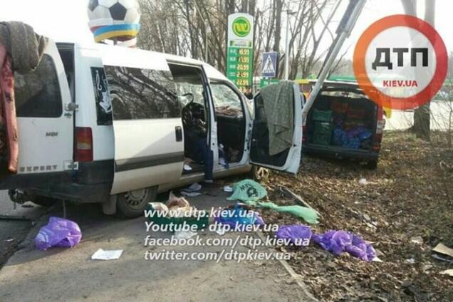 У Києві водій заснув за кермом і врізався в стовп: опубліковані фото