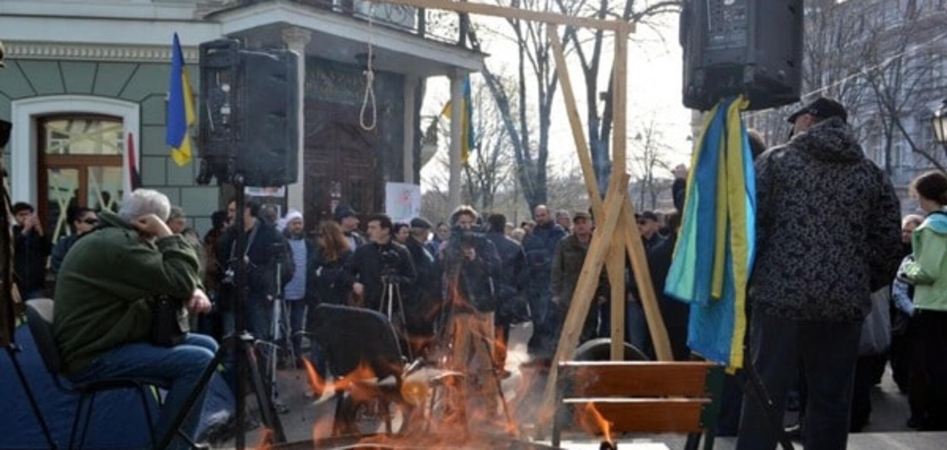 Шибениця і багаття в бочках: в Одесі знову протестують проти Стоянова. Опубліковані фото