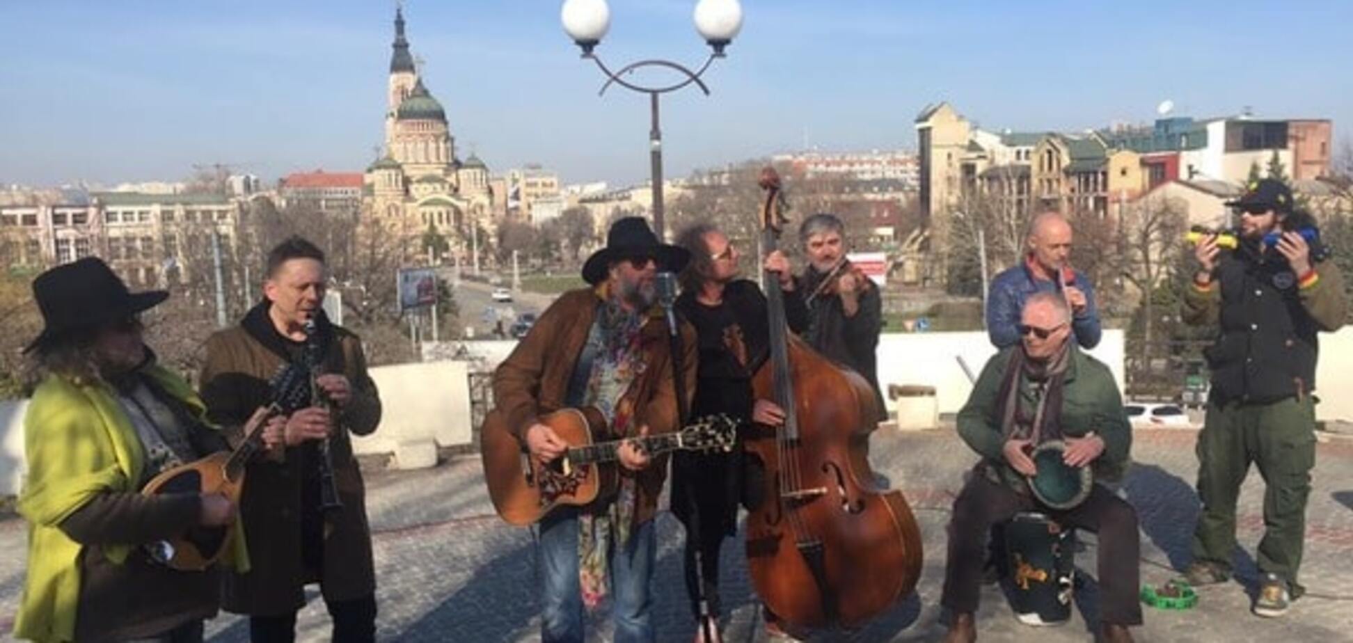 'Ранкові пісні': Борис Гребенщиков влаштував вуличний концерт у Харкові. Фото- і Відеофакт