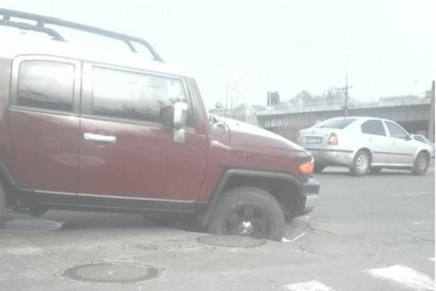 Провалился асфальт