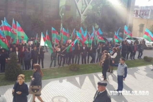 У Баку сотні людей вийшли на вулиці з вимогою продовжувати війну