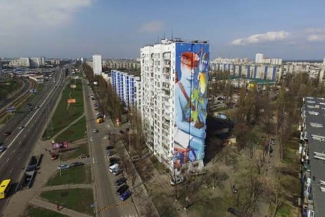 У Києві з'явився іспанський мурал на 18 поверхів: опубліковані фото