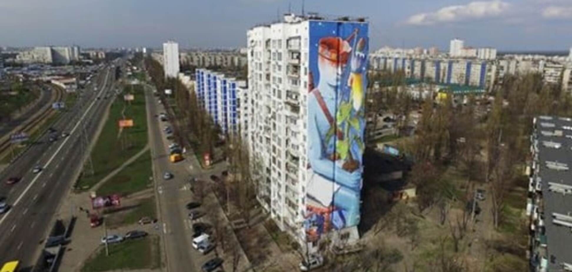 У Києві з'явився іспанський мурал на 18 поверхів: опубліковані фото