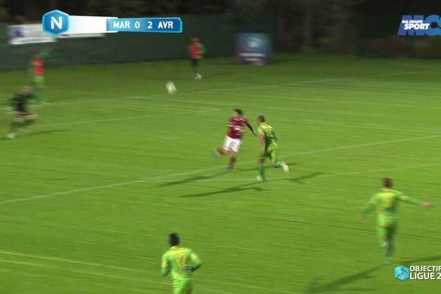 Французский футболист забил фантастический 'слепой' гол пяткой: видео шедевра