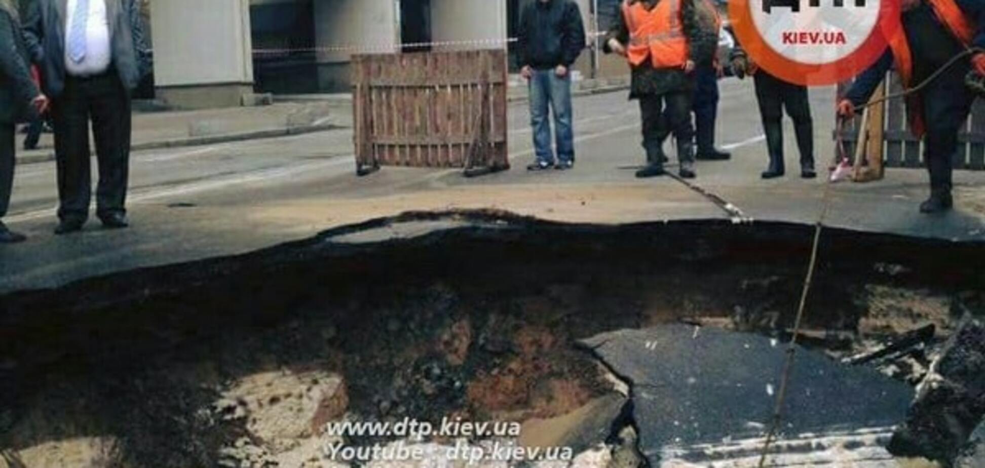 У Києві на жвавій вулиці провалився асфальт: опубліковані фото
