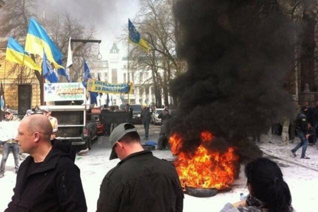 Підпал шин на Банковій: 'Автомайдан' спростував свою участь в акції