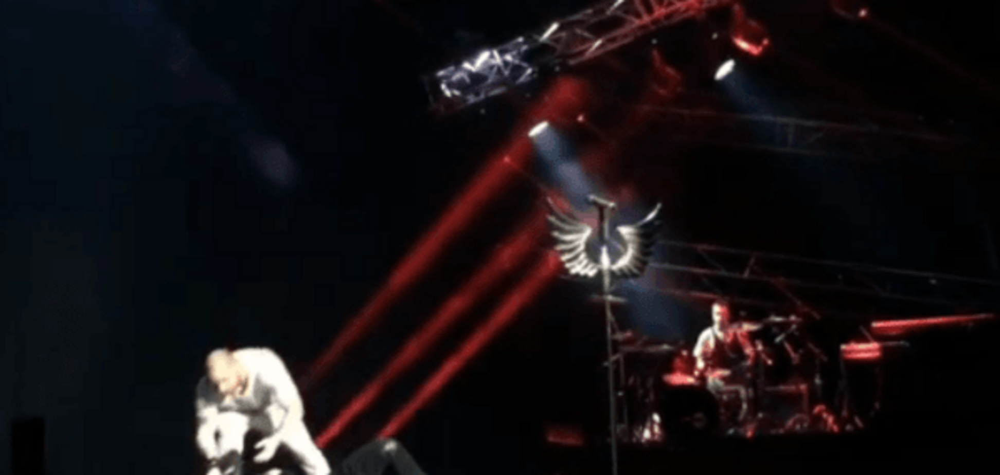 Сергій Лазарєв втратив свідомість посеред концерту. Відеофакт