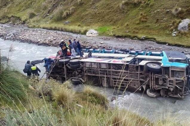 Множество жертв: в Перу автобус с пассажирами упал в пропасть
