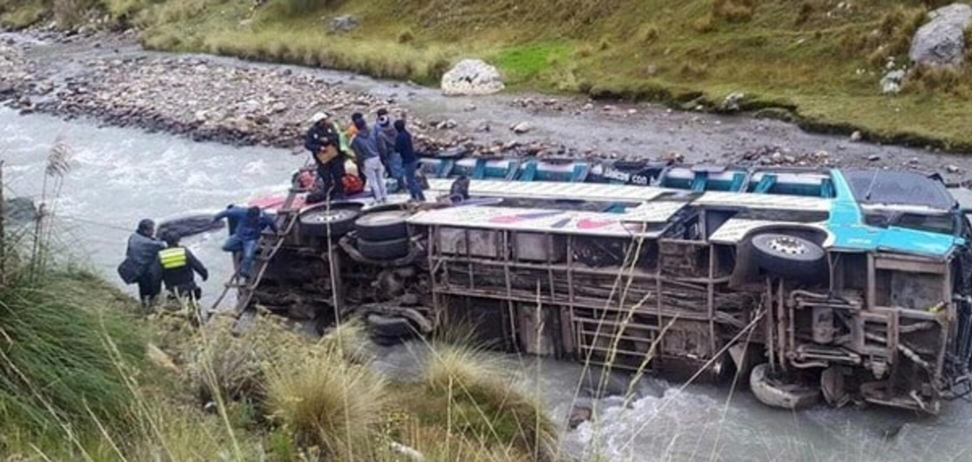 Множество жертв: в Перу автобус с пассажирами упал в пропасть