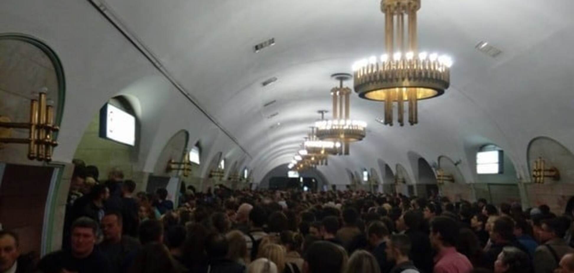 'Ад в метро': в Киеве искали бомбу сразу на четырех станциях. Фотофакт