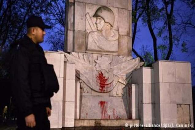 Время новых героев: в Польше намерены избавиться от 'памятников благодарности' Красной армии