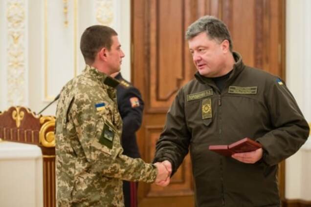 Порошенко наградил военных